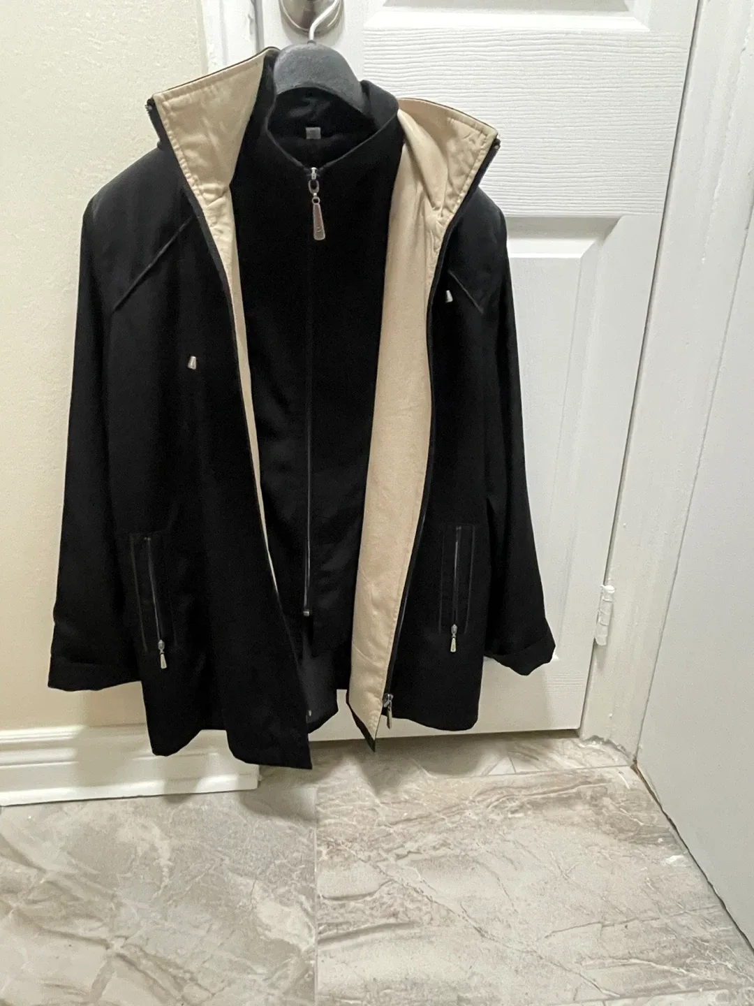 Black Women's Jacket image indicator(2)