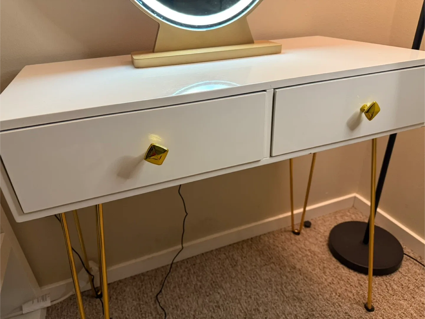 Dresser with mirror and stool image indicator(4)