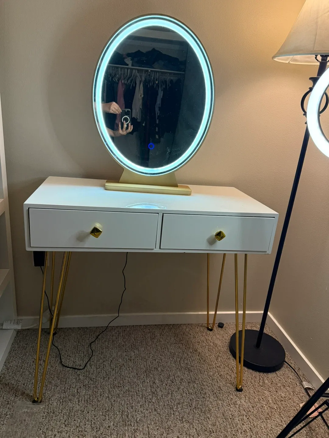 Dresser with mirror and stool image indicator(3)