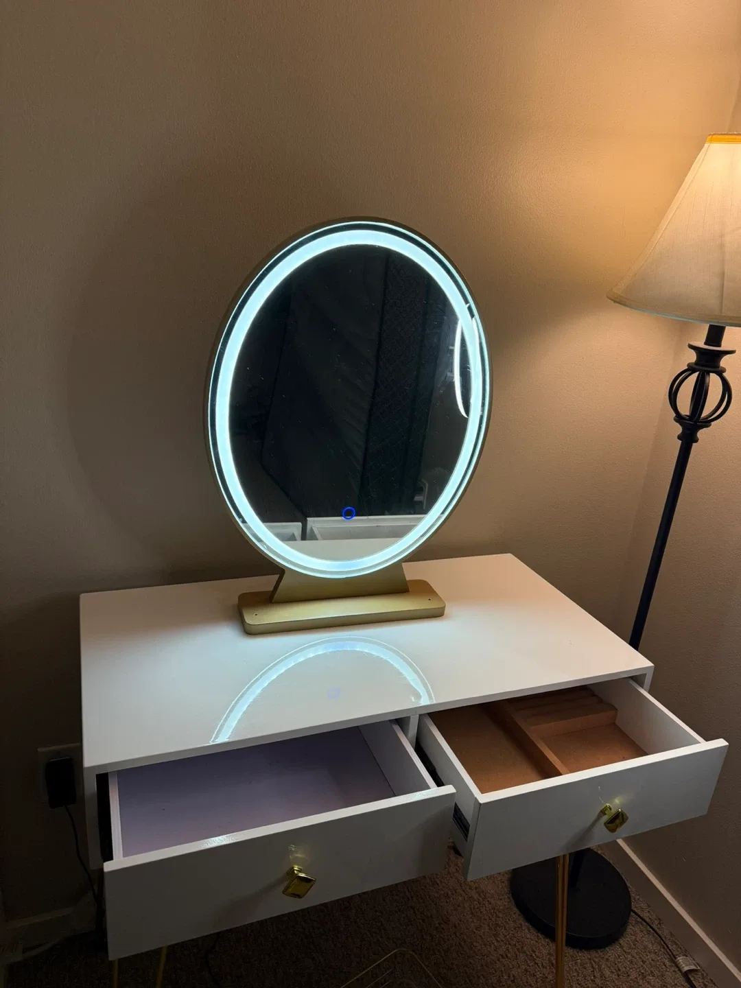 Dresser with mirror and stool image indicator(6)