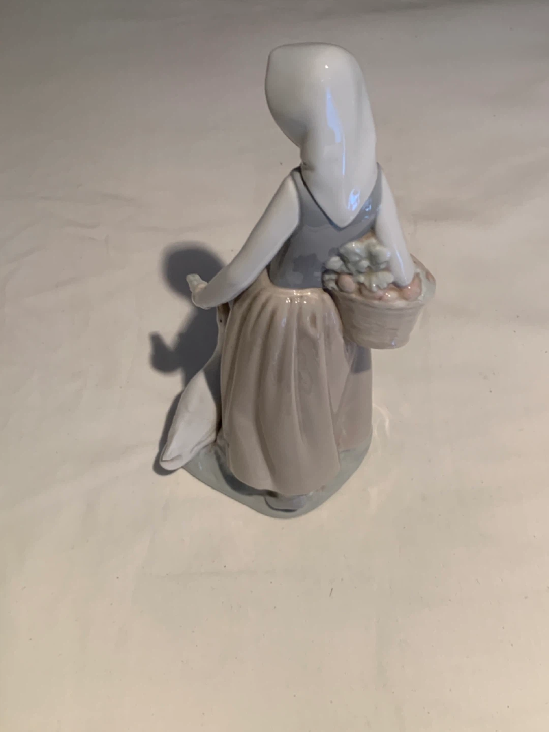Lladro Figurine - Girl with Goose & Basket - photo 2