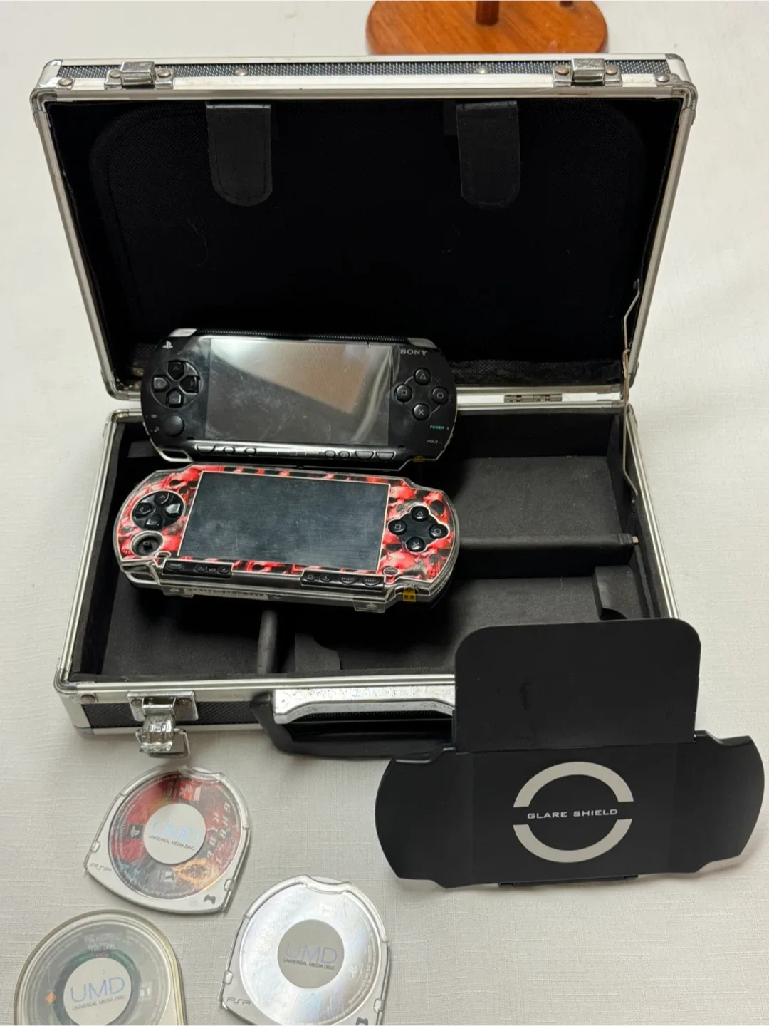 2 Sony PSP  with games image indicator(2)