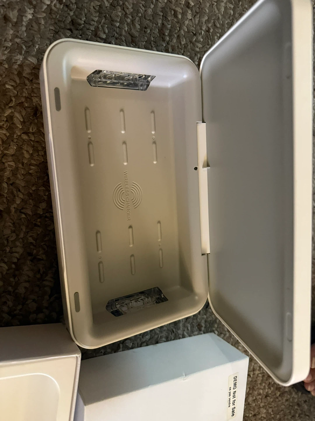 UV sanitizer with wireless charging - photo 3