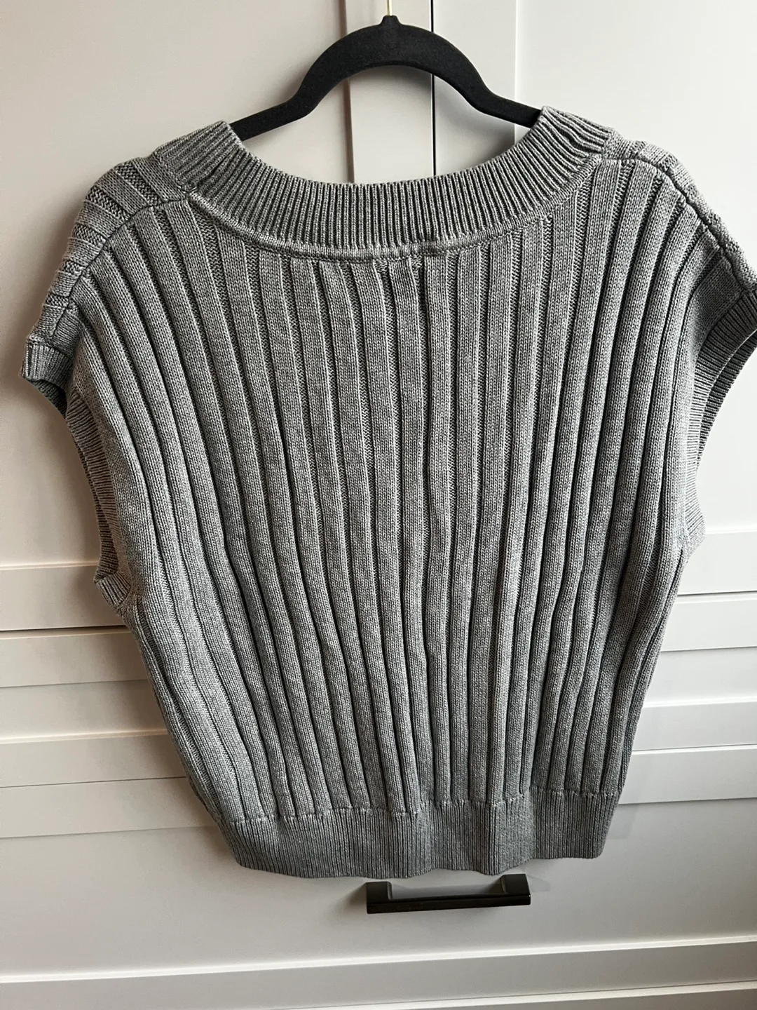NEW GAP Ribbed V-Neck Sweater Vest - Size M image indicator(4)