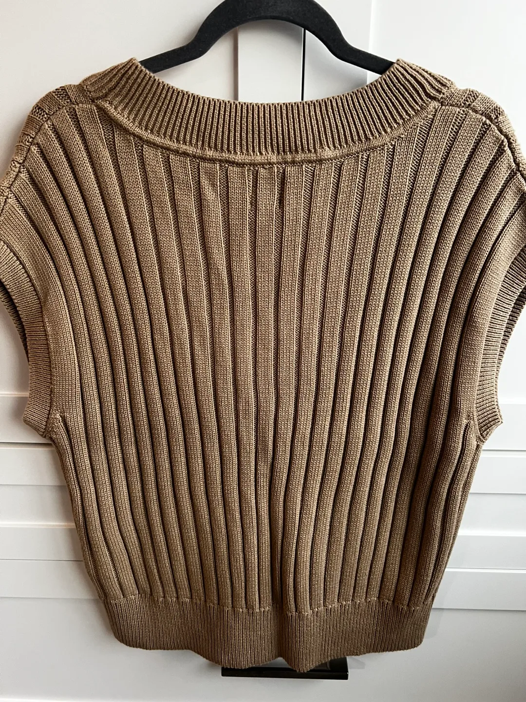 NEW GAP Ribbed V-Neck Sweater Vest - Size M image indicator(2)