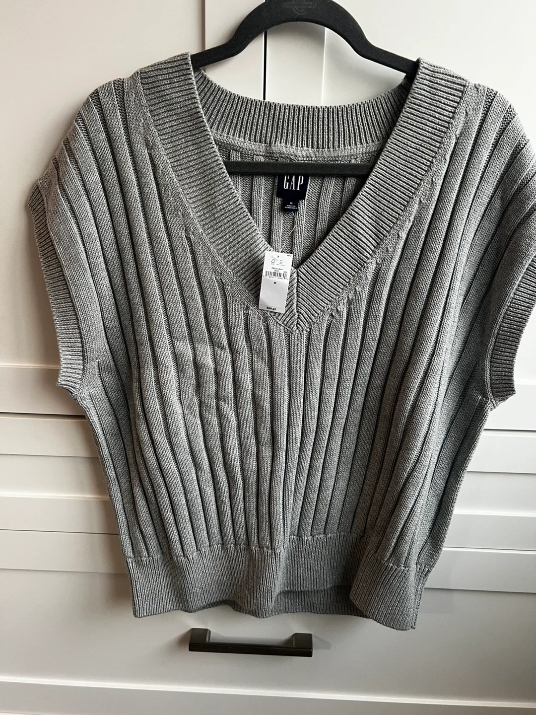 NEW GAP Ribbed V-Neck Sweater Vest - Size M image indicator(3)