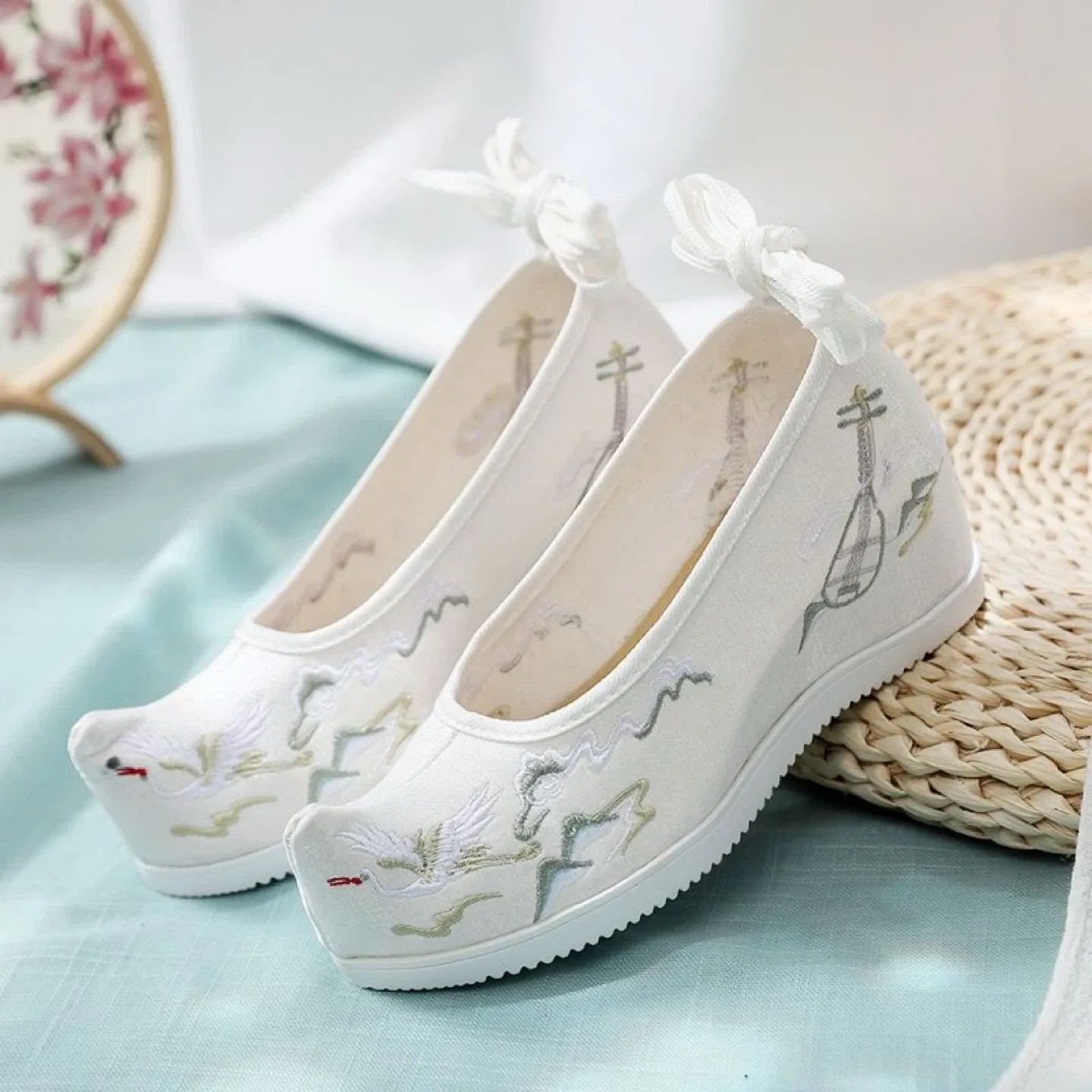 Embroidered Chinese Style Shoes image indicator(2)