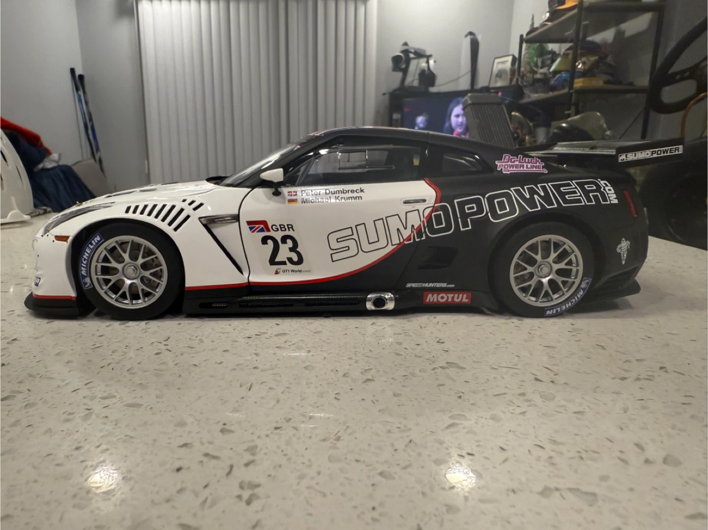 AUTOart Nissan GT-R FIA GT1 Sumo Power Racecar - photo 3
