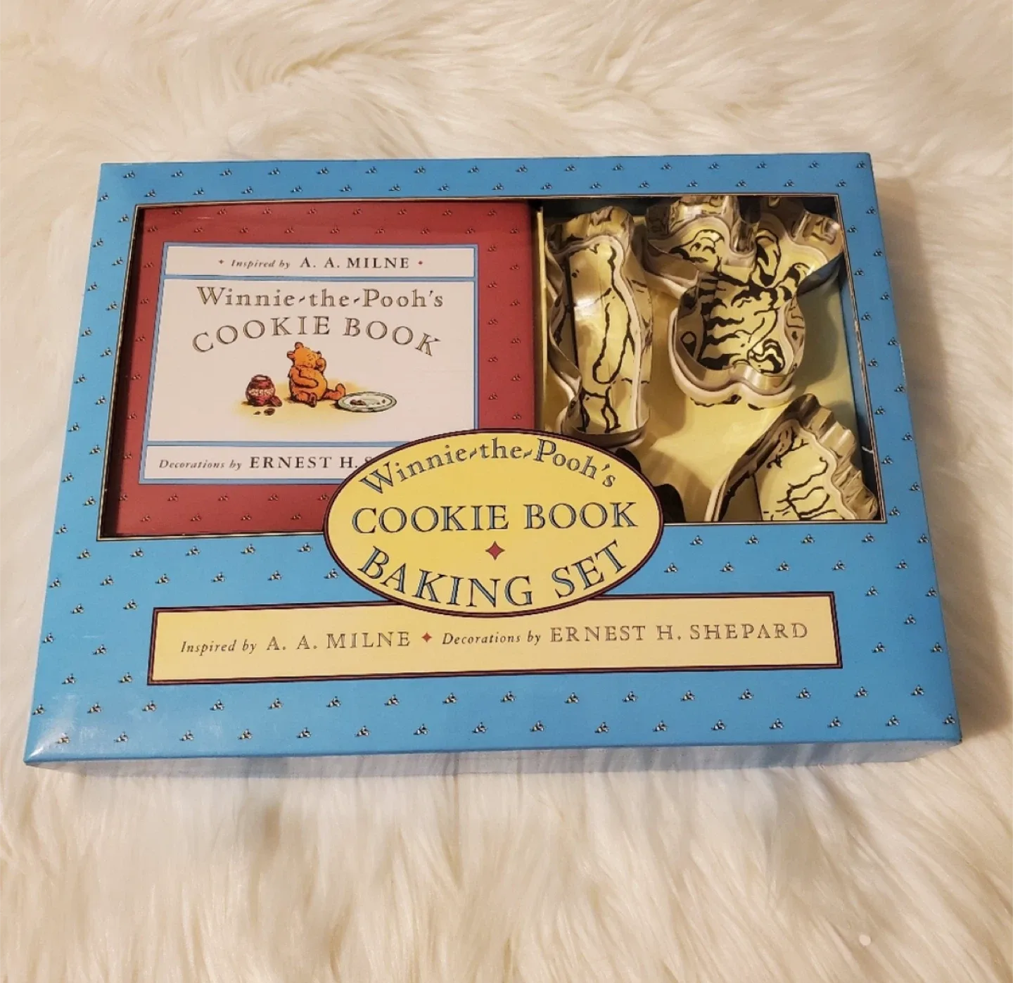 New Vintage Winnie the Pooh Cookie Book Baking Set