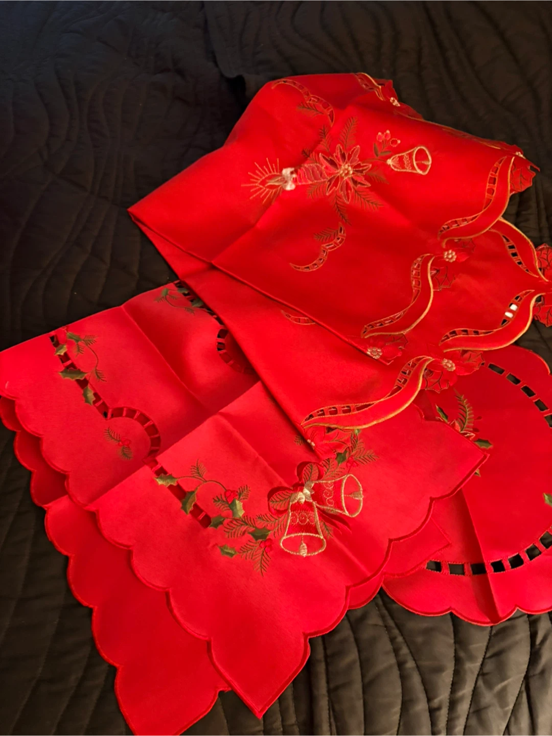 Red Christmas Table Linens Set