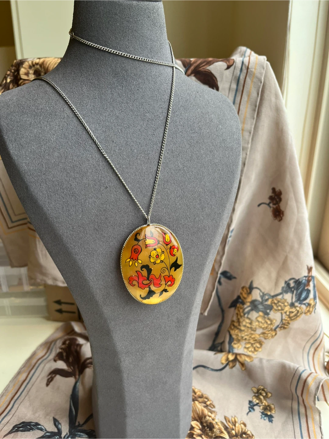 Rare 1960s Hand Painted Enamel Folk Art Selenite Pendant - photo 3