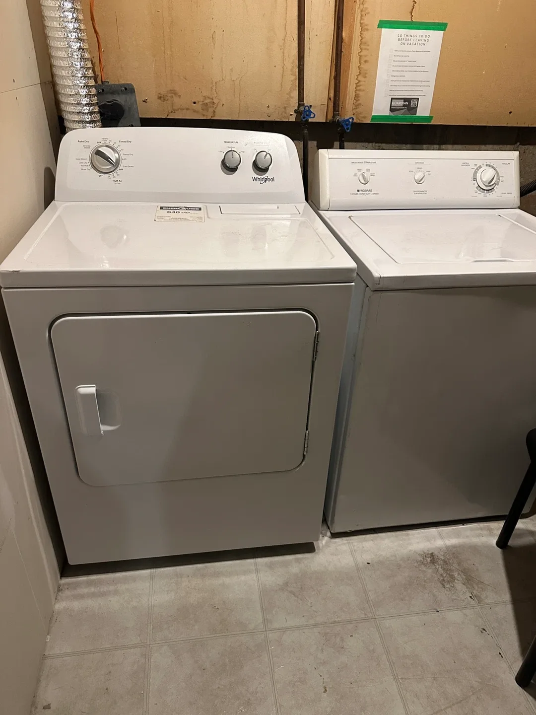 Private room in 2 bedroom basement image indicator(6)