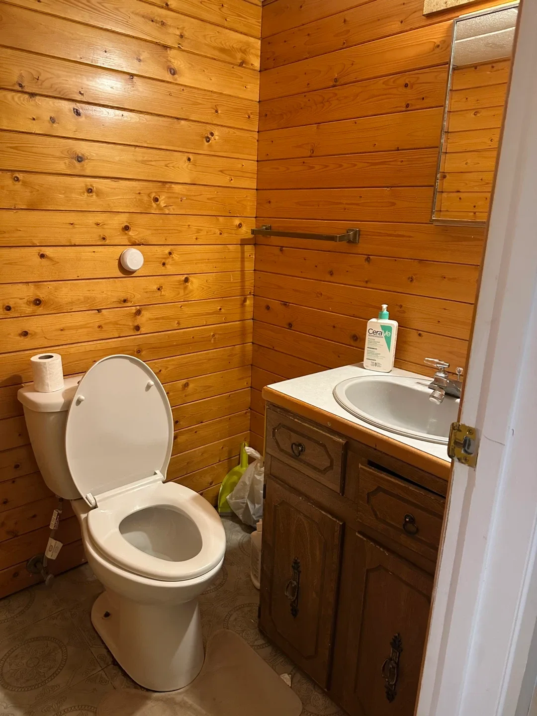 Private room in 2 bedroom basement image indicator(4)