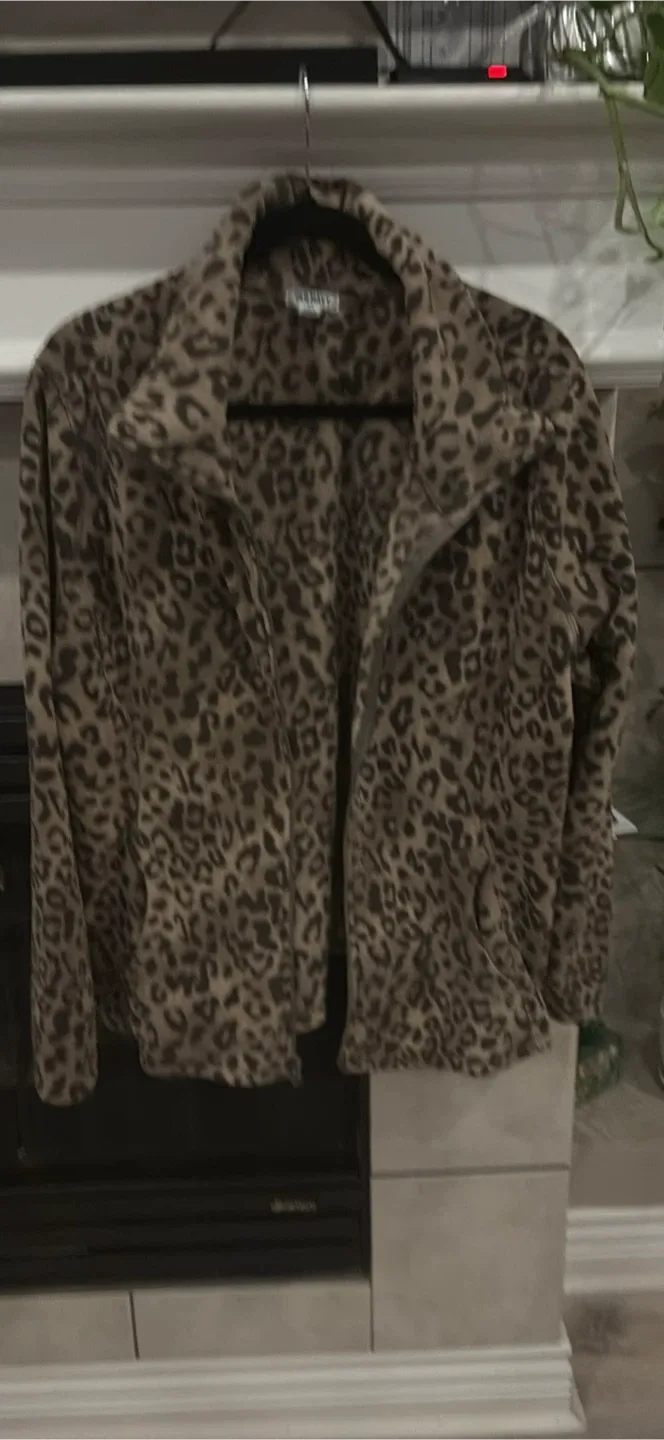 Old Navy Leopard Print Fleece Jacket image indicator(4)