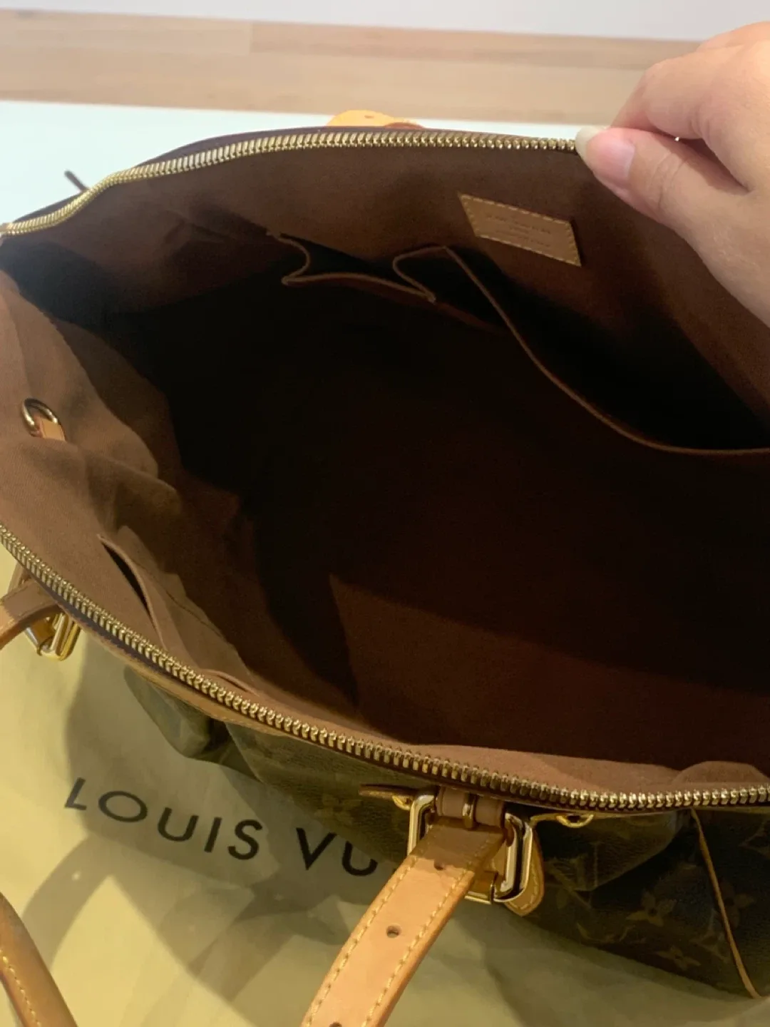 ❤️ Authentic Louis Vuitton Monogram Tivoli GM ❤️ image indicator(6)