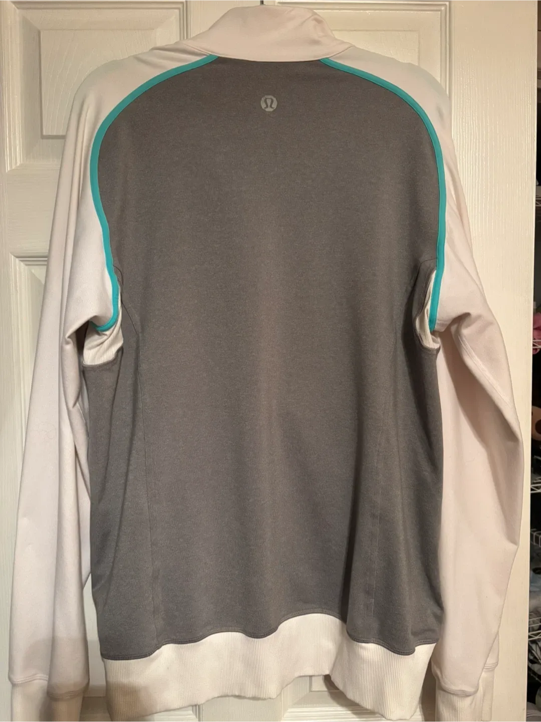 Unisex Lululemon Grey & White Jacket - Size XL image indicator(2)