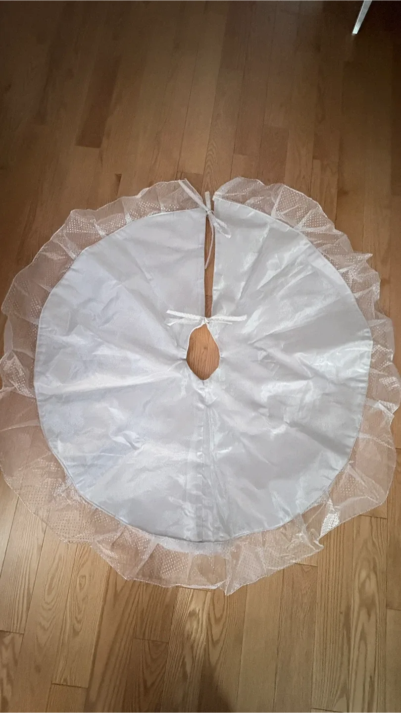 White Christmas Tree Skirt image indicator(2)