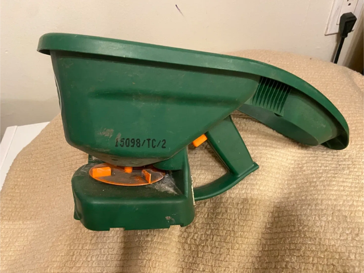 Scotts Turf Builder EdgeGuard Mini Broadcast Spreader