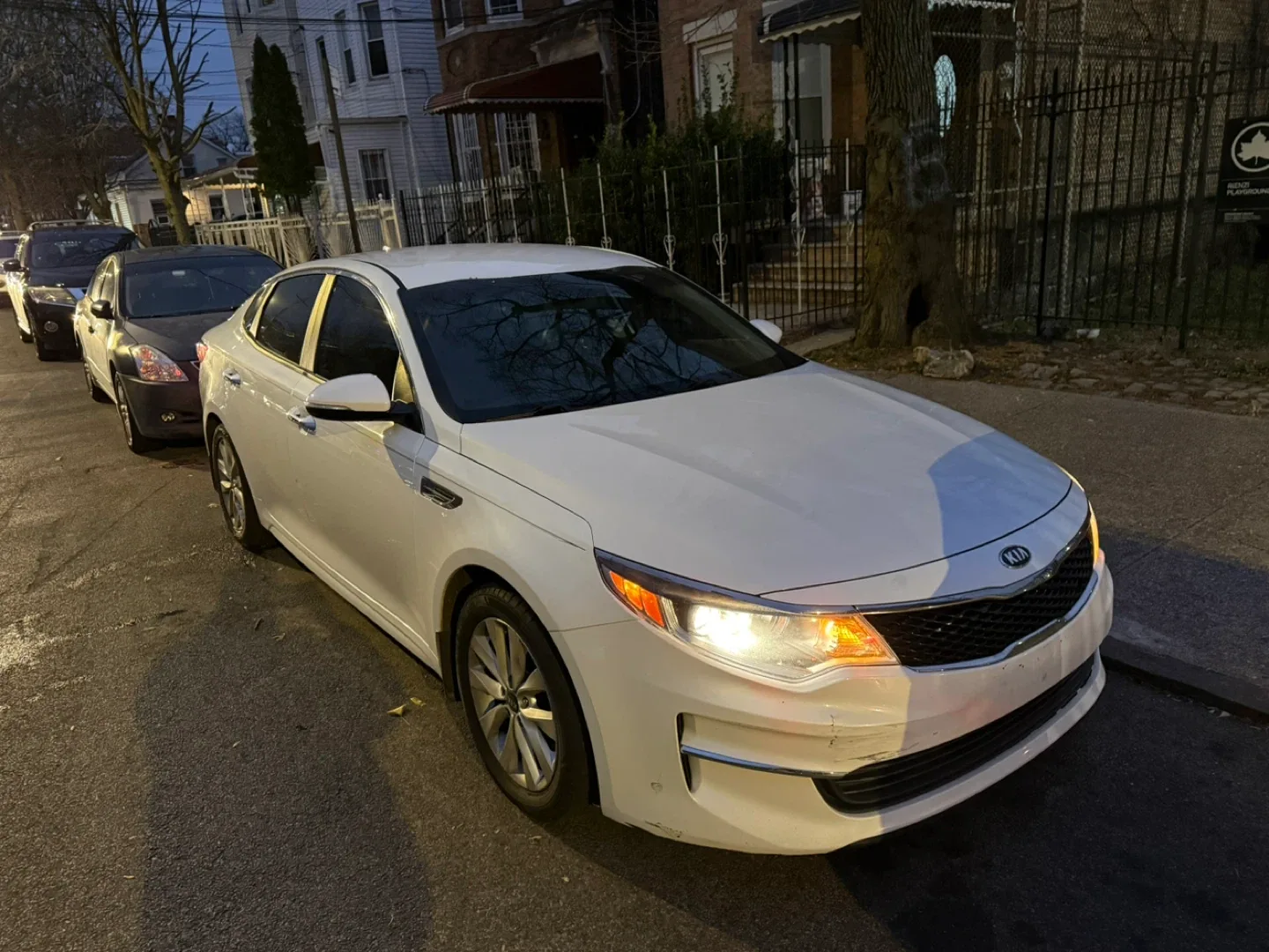 White Kia Optima 2018 sedan image indicator(2)