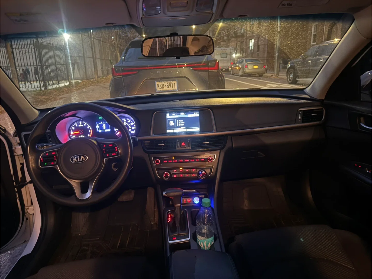 White Kia Optima 2018 sedan image indicator(6)