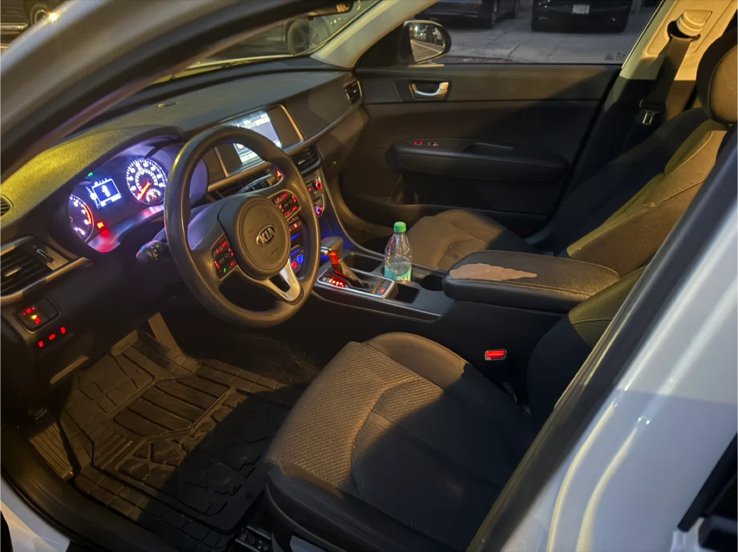 White Kia Optima 2018 sedan image indicator(4)