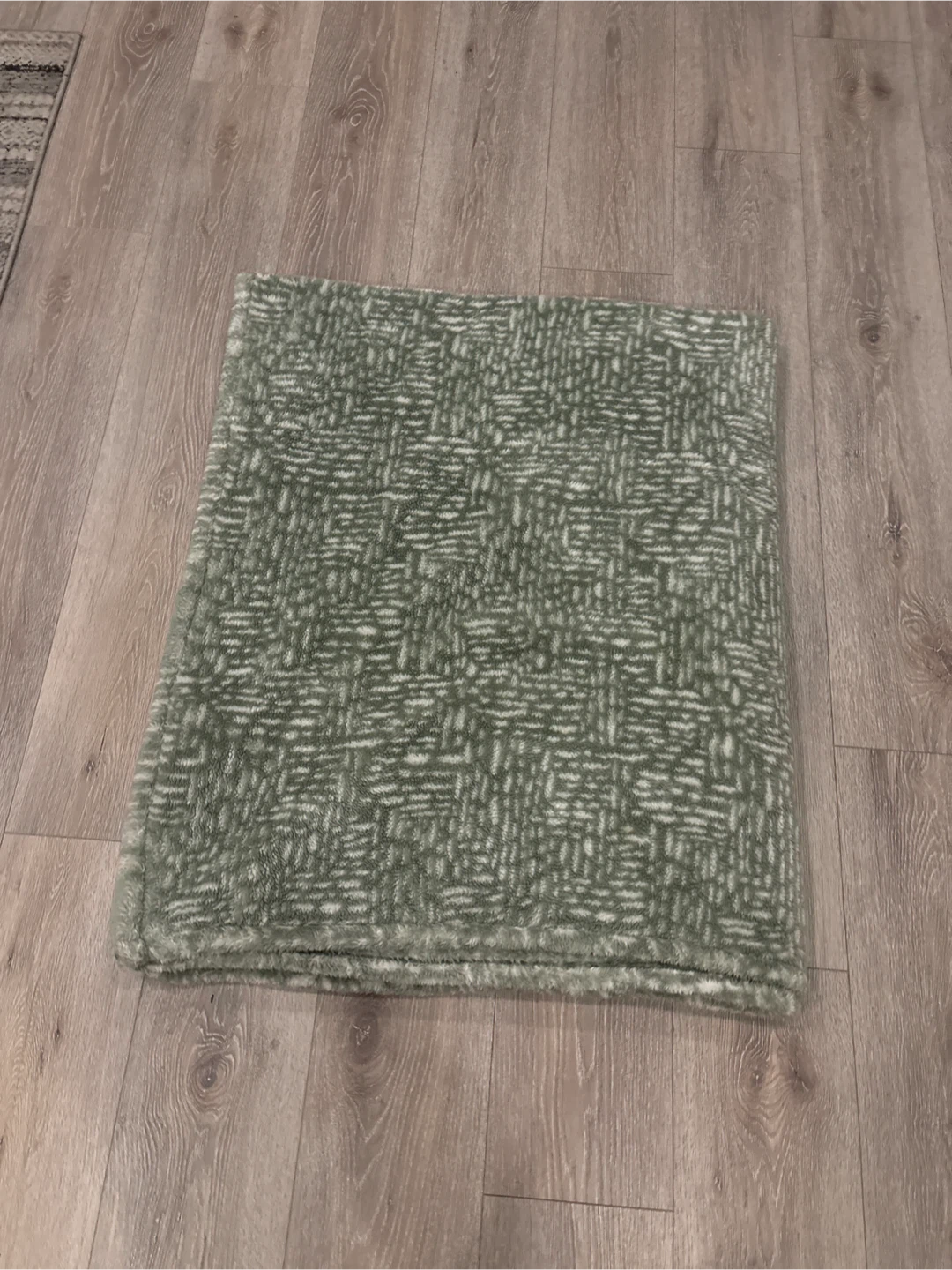 Green Patterned Throw Blanket - photo 3
