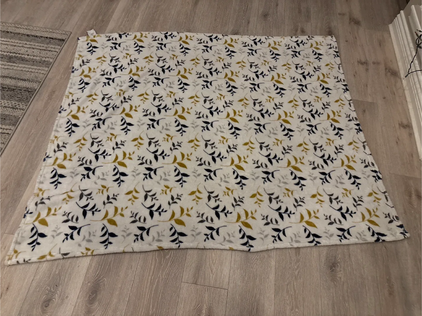 Leaf Pattern Fleece Throw Blanket