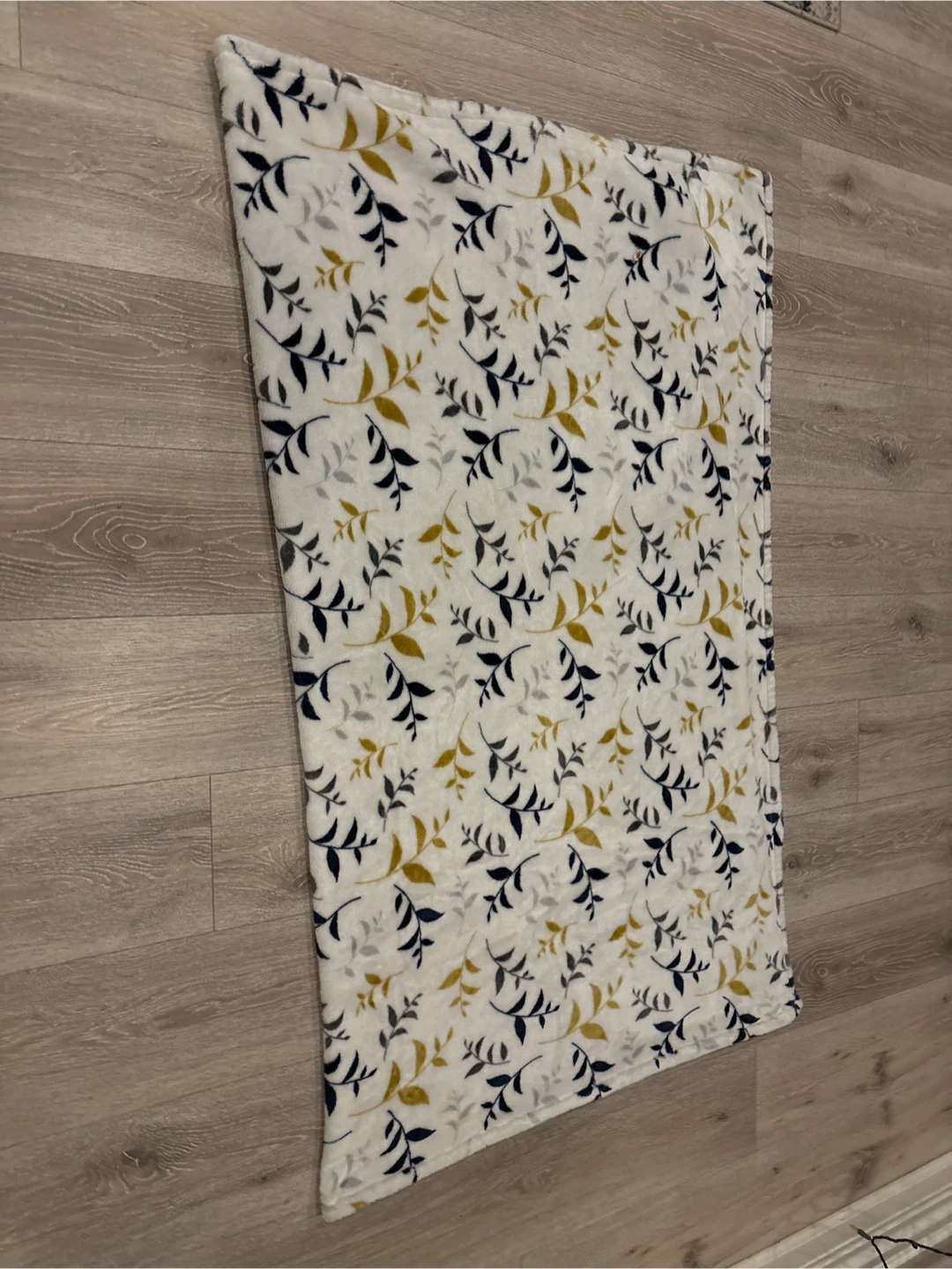 Leaf Pattern Fleece Throw Blanket - photo 3