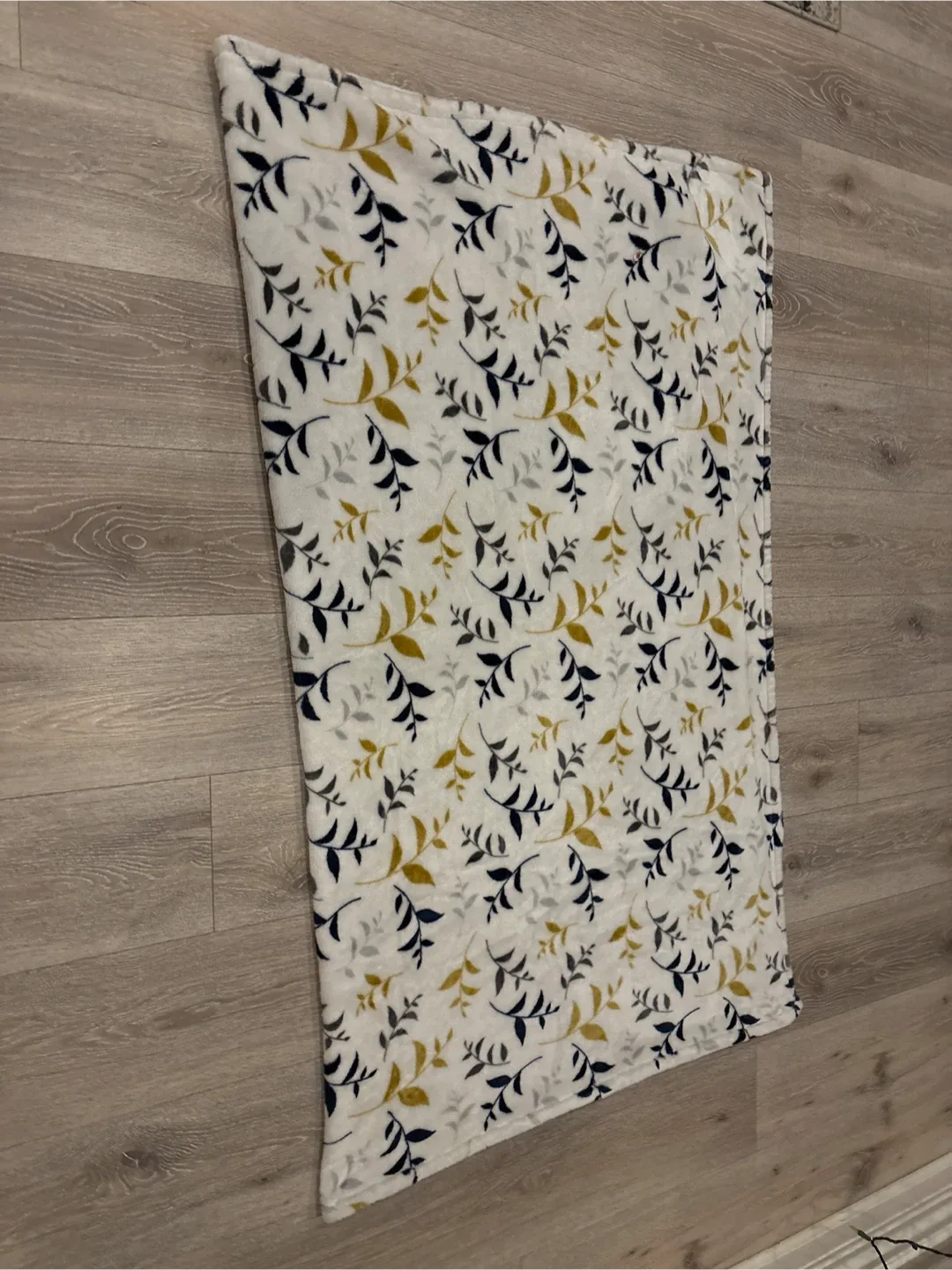 Leaf Pattern Fleece Throw Blanket image indicator(3)