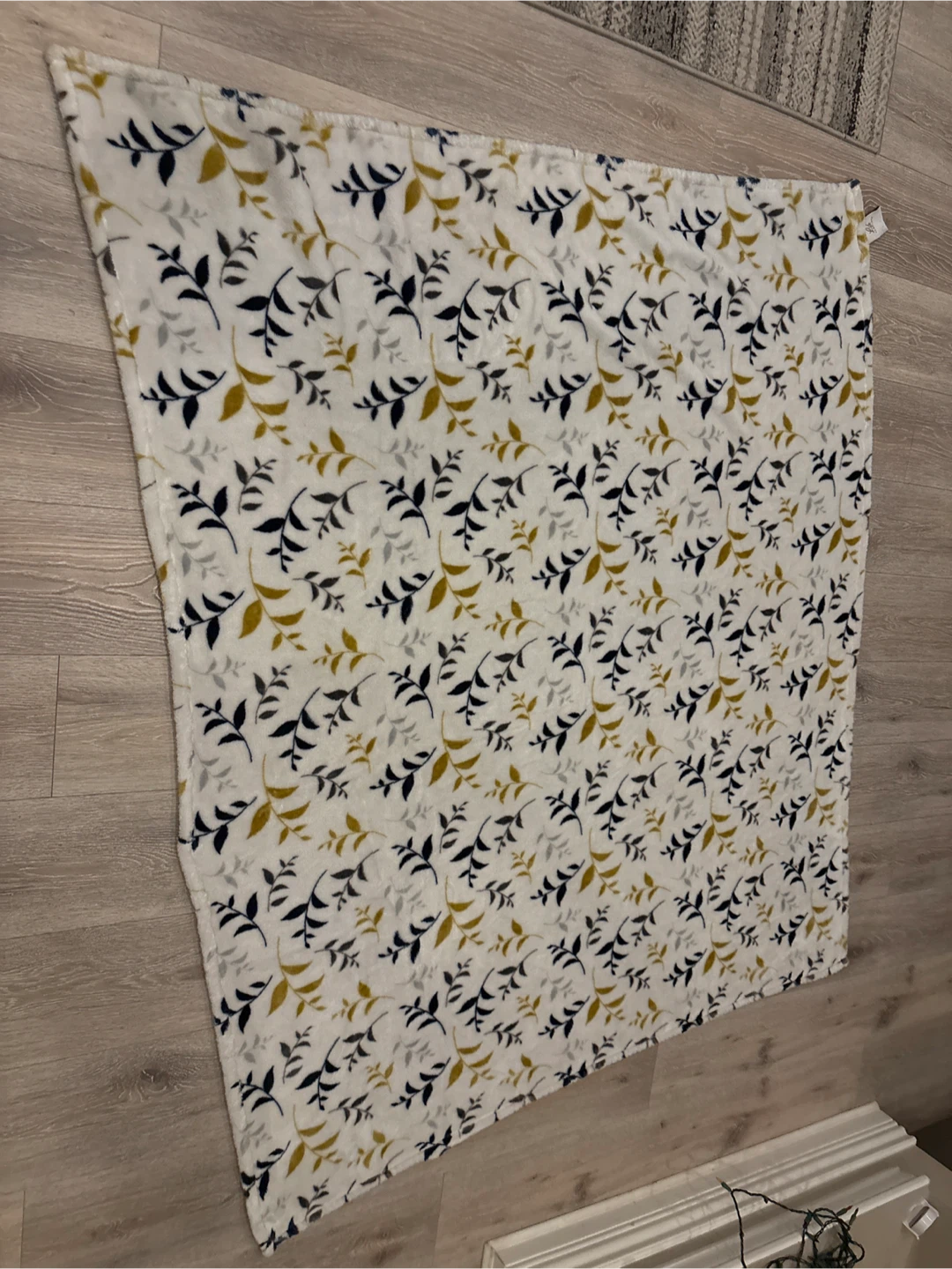 Leaf Pattern Fleece Throw Blanket - photo 2
