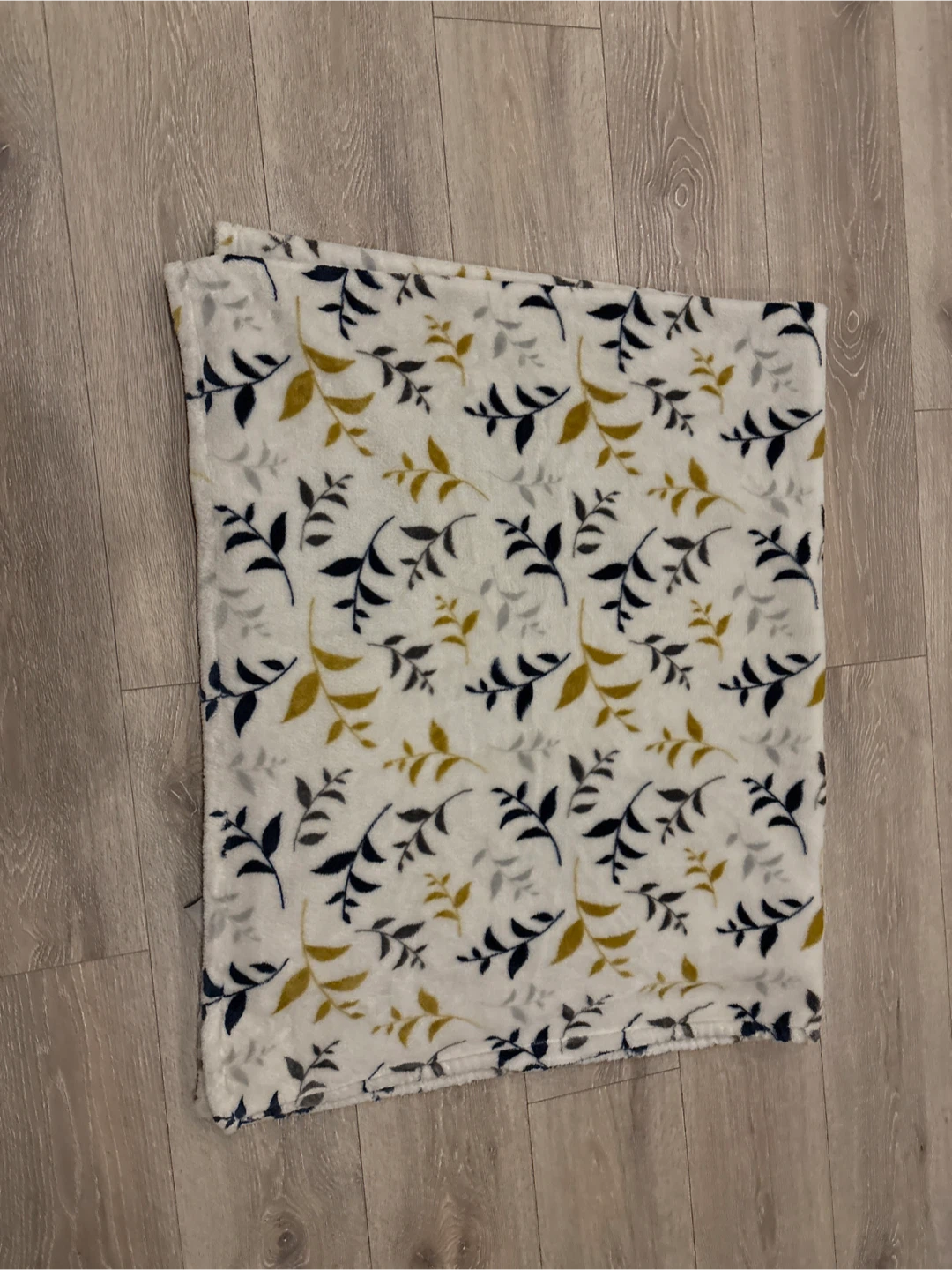 Leaf Pattern Fleece Throw Blanket - photo 4