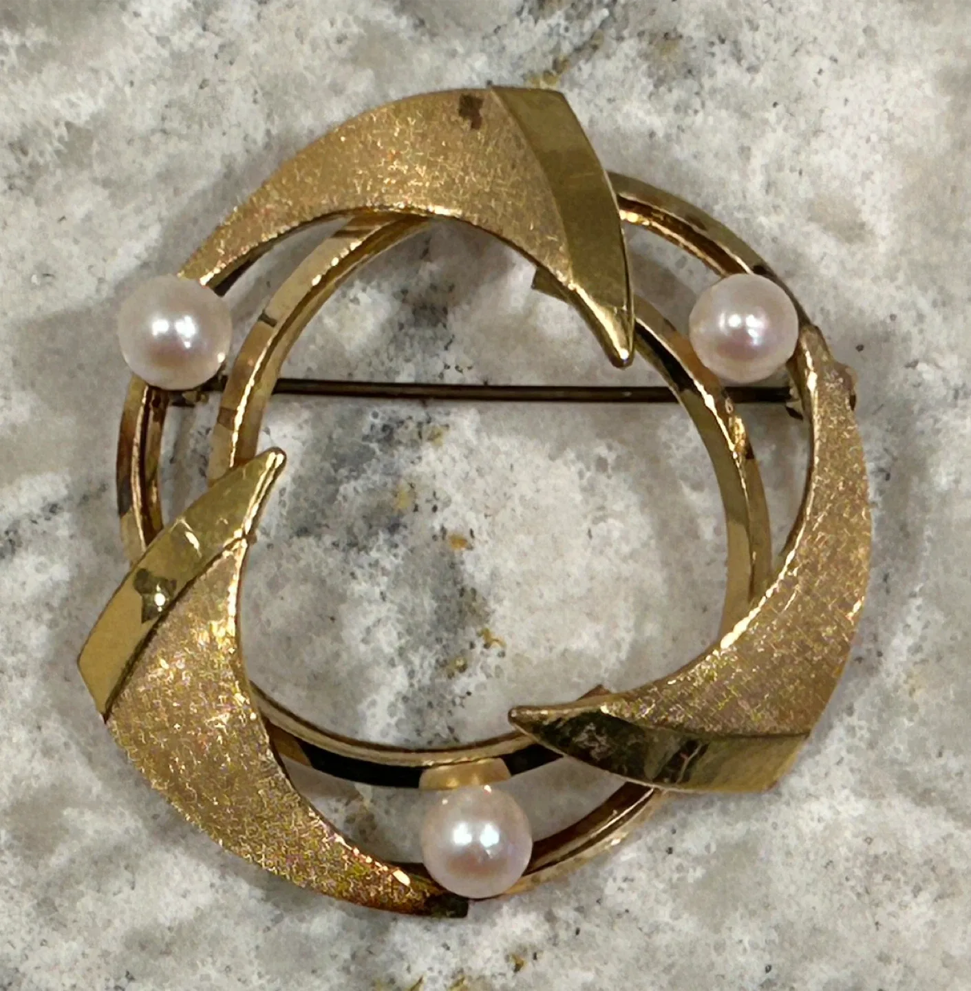 Vintage Van Dell Gold Tone & Faux Pearl Brooch