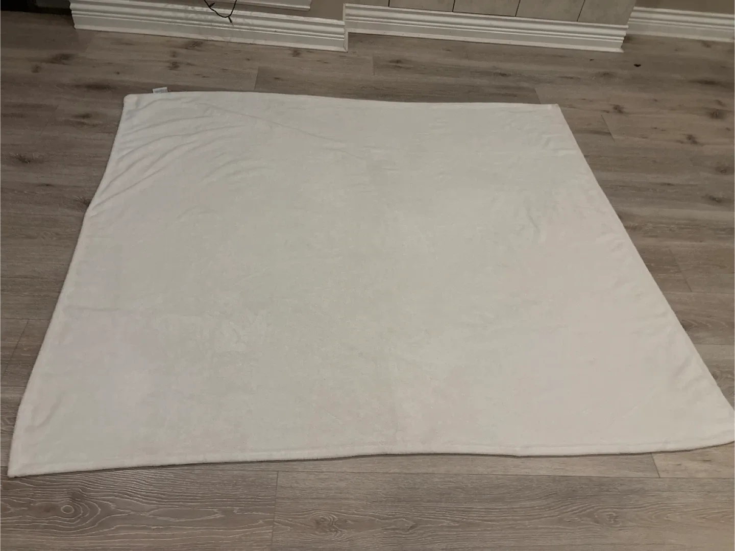 White Plush Blanket - Soft & Cozy image indicator(2)