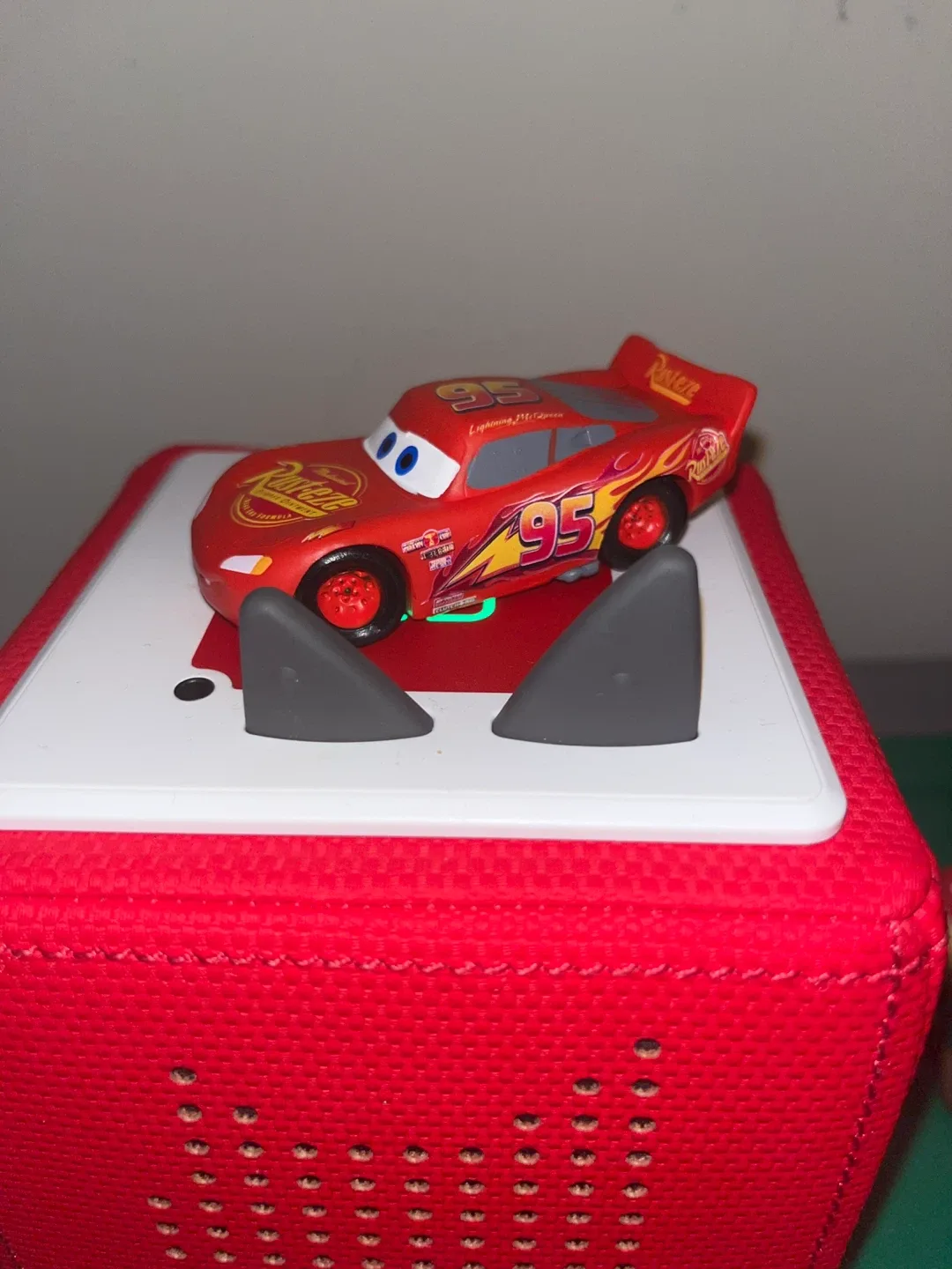 Red Toniebox with tonies image indicator(2)