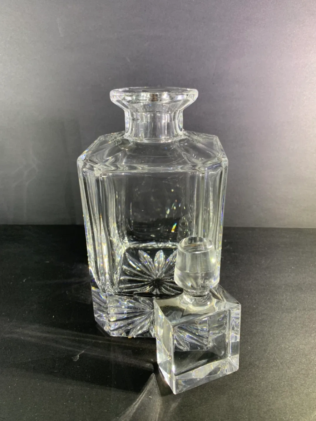 Crystal Decanter with Stopper image indicator(3)