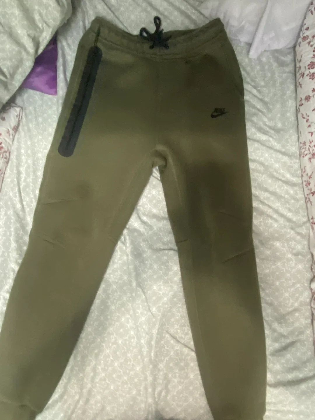 Green nike tech pants (s-m)