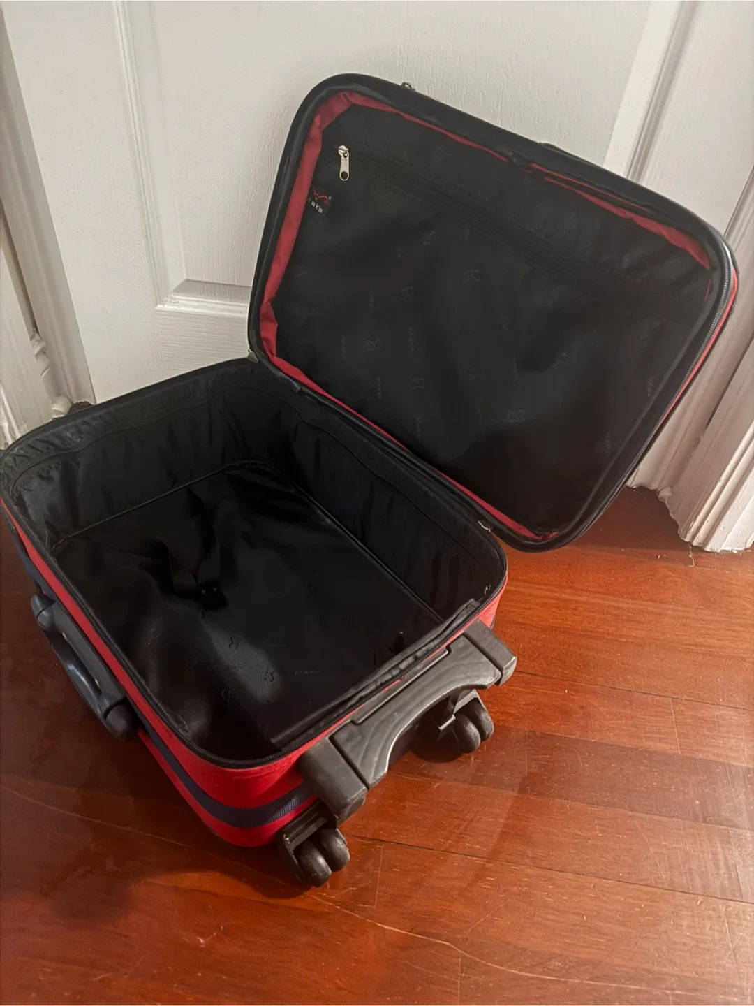 MSKE Carry-On Suitcase image indicator(3)