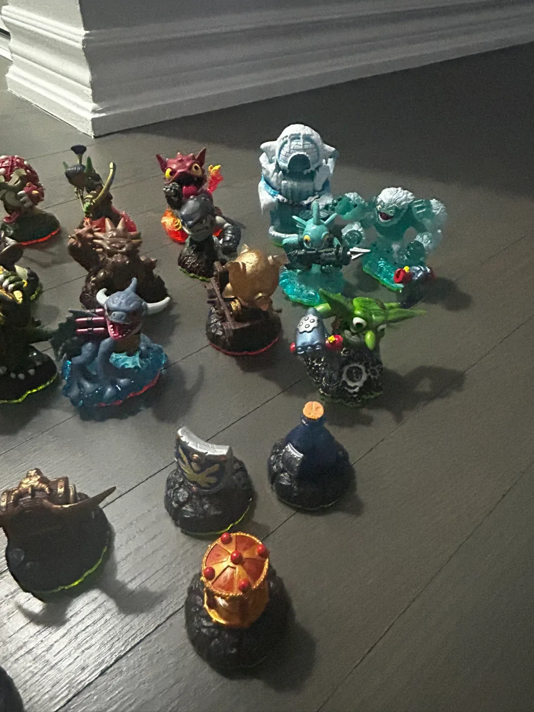 Skylanders Figures Lot image indicator(2)