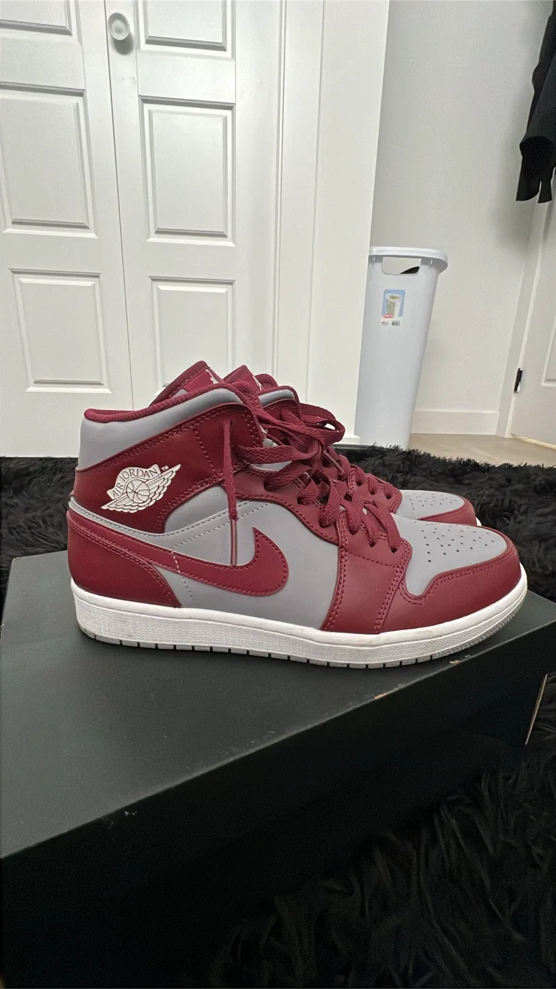 Air Jordan 1 Mid Bordeaux, Size 9