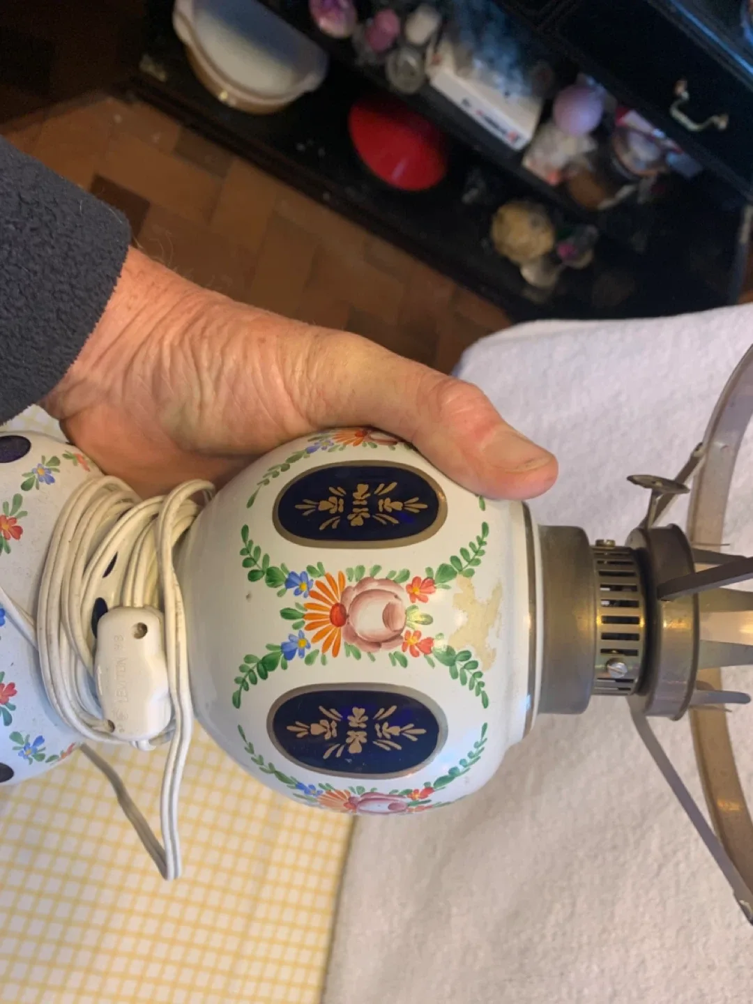 Vintage Floral Patterned Table Lamp image indicator(2)