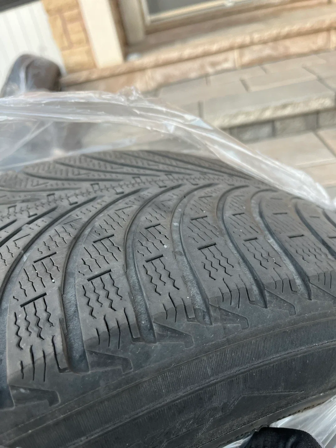 20” Winter Michelin Latitude Alpin image indicator(4)