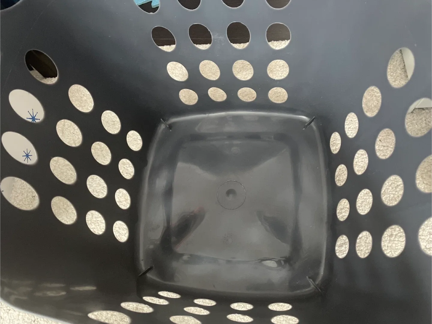 Medium Plastic Laundry Basket - Like New! image indicator(2)