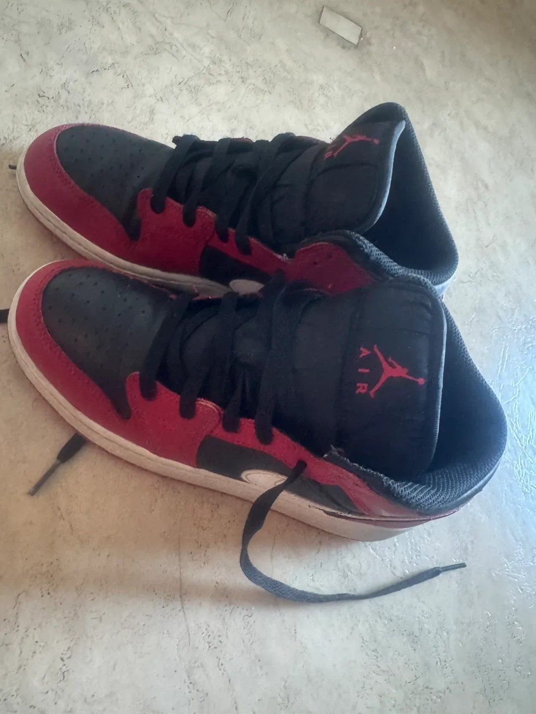 Air Jordan 1 Mid, Youth Size 6Y image indicator(3)