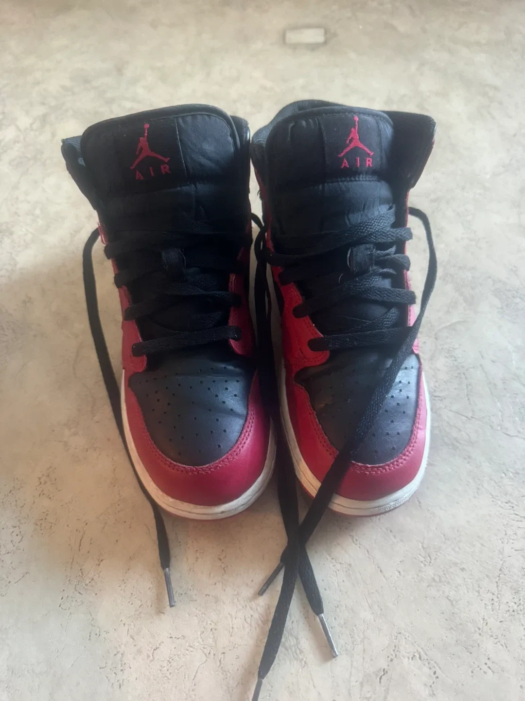 Air Jordan 1 Mid, Youth Size 6Y image indicator(4)