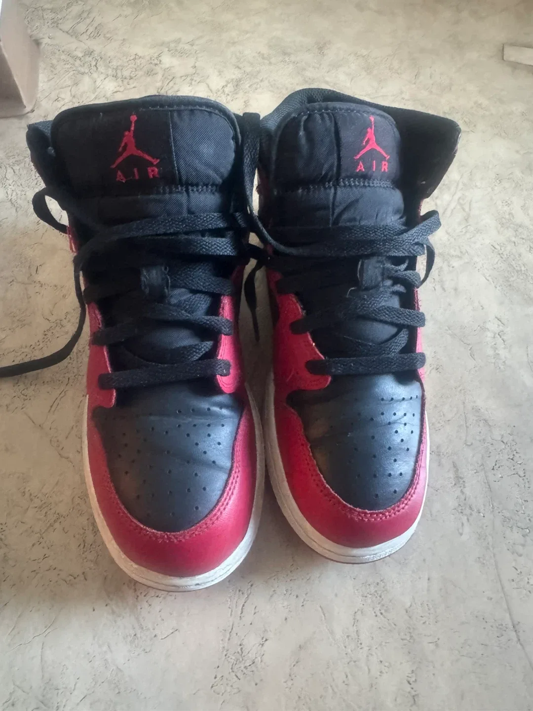 Air Jordan 1 Mid, Youth Size 6Y image indicator(5)