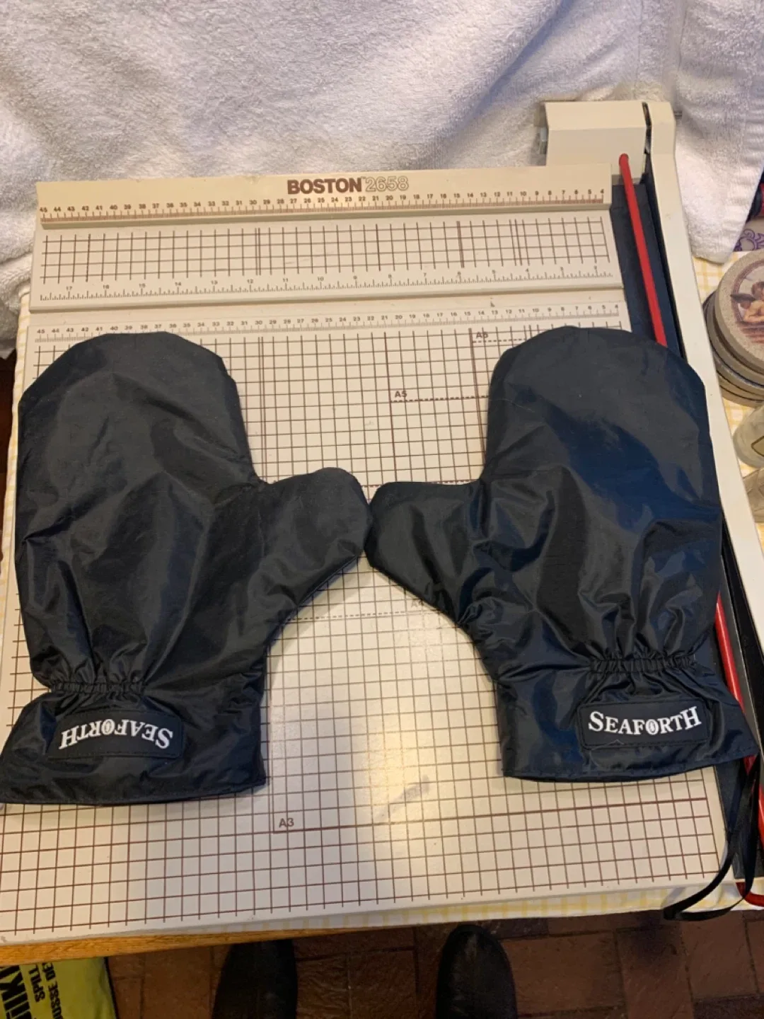 Seaforth Black Mittens