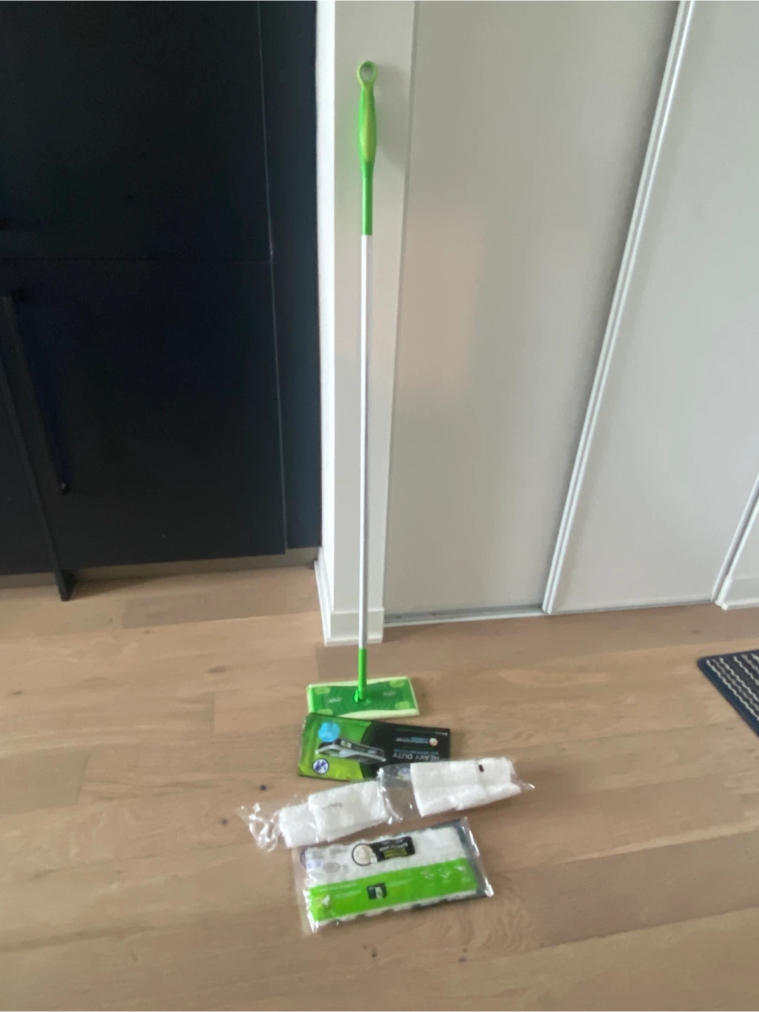 Swiffer duster / mop with dry and wet pads