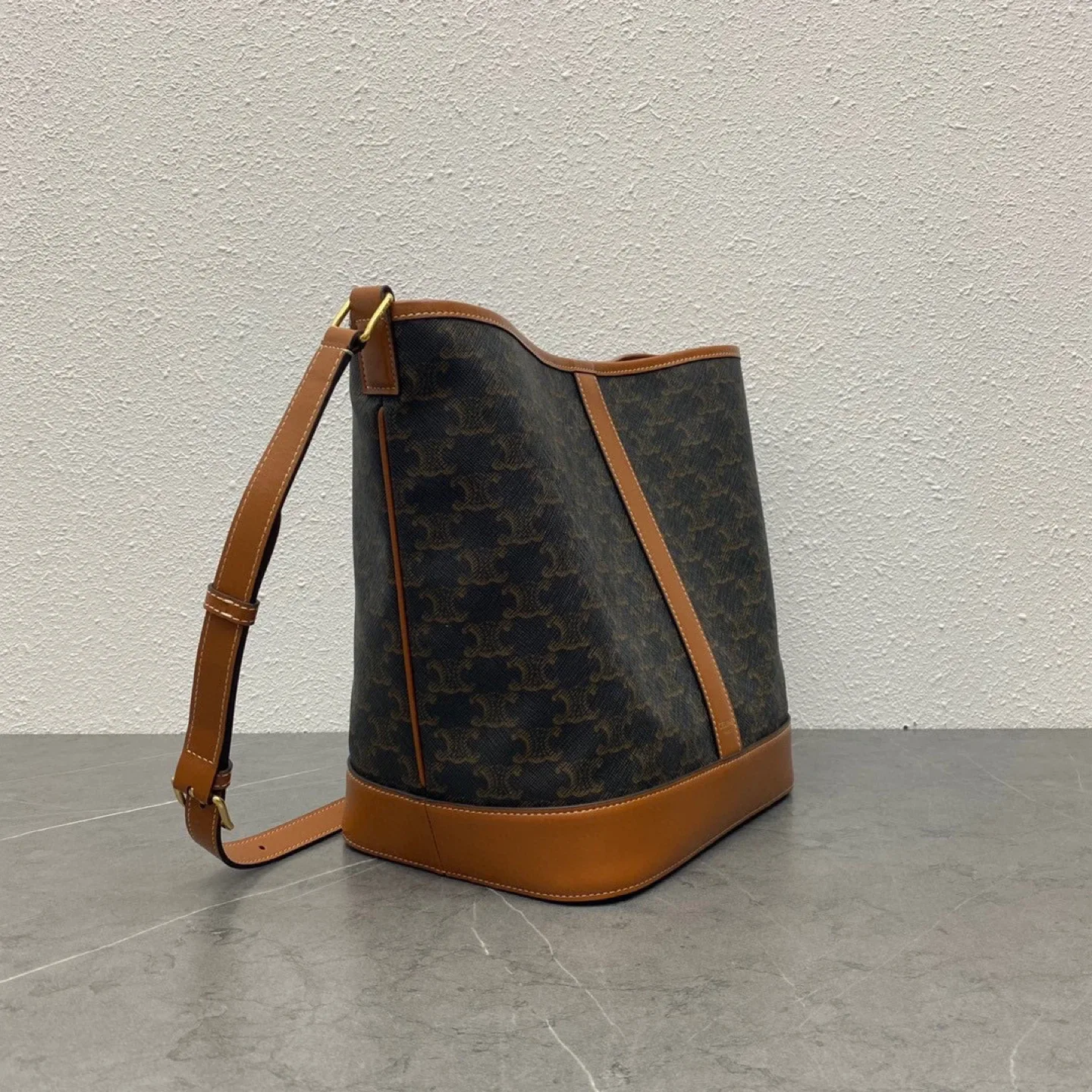 Celine Paris Bucket Bag image indicator(2)