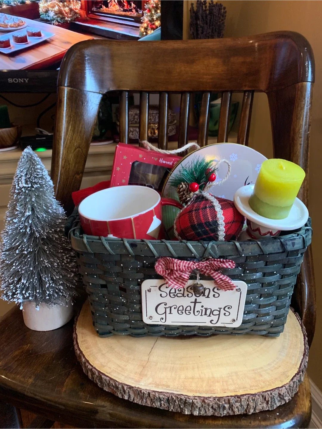 Festive Holiday Basket image indicator(10)