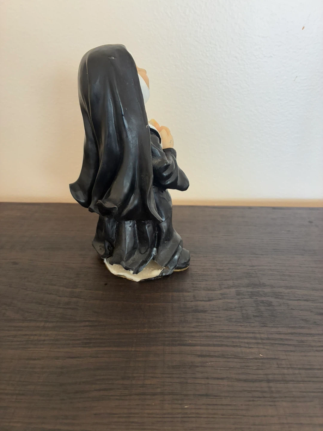 Nun Figurine - Damaged - photo 4